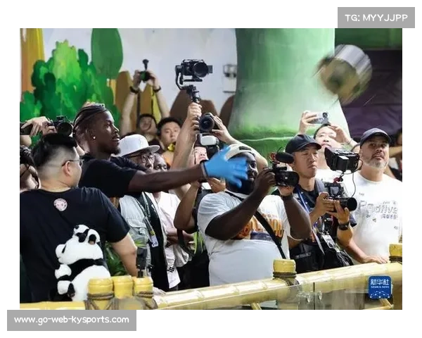 NBA球星巴特勒惊喜现身小学生联赛 与年轻球员亲密互动激发热情